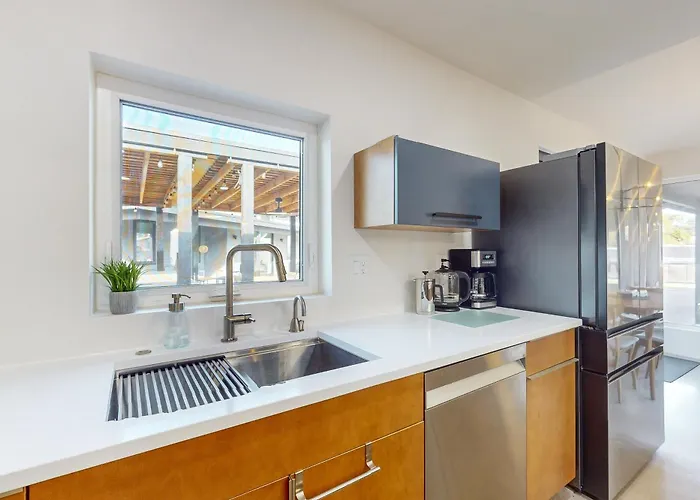The Hideaway - Main House Only Apartment